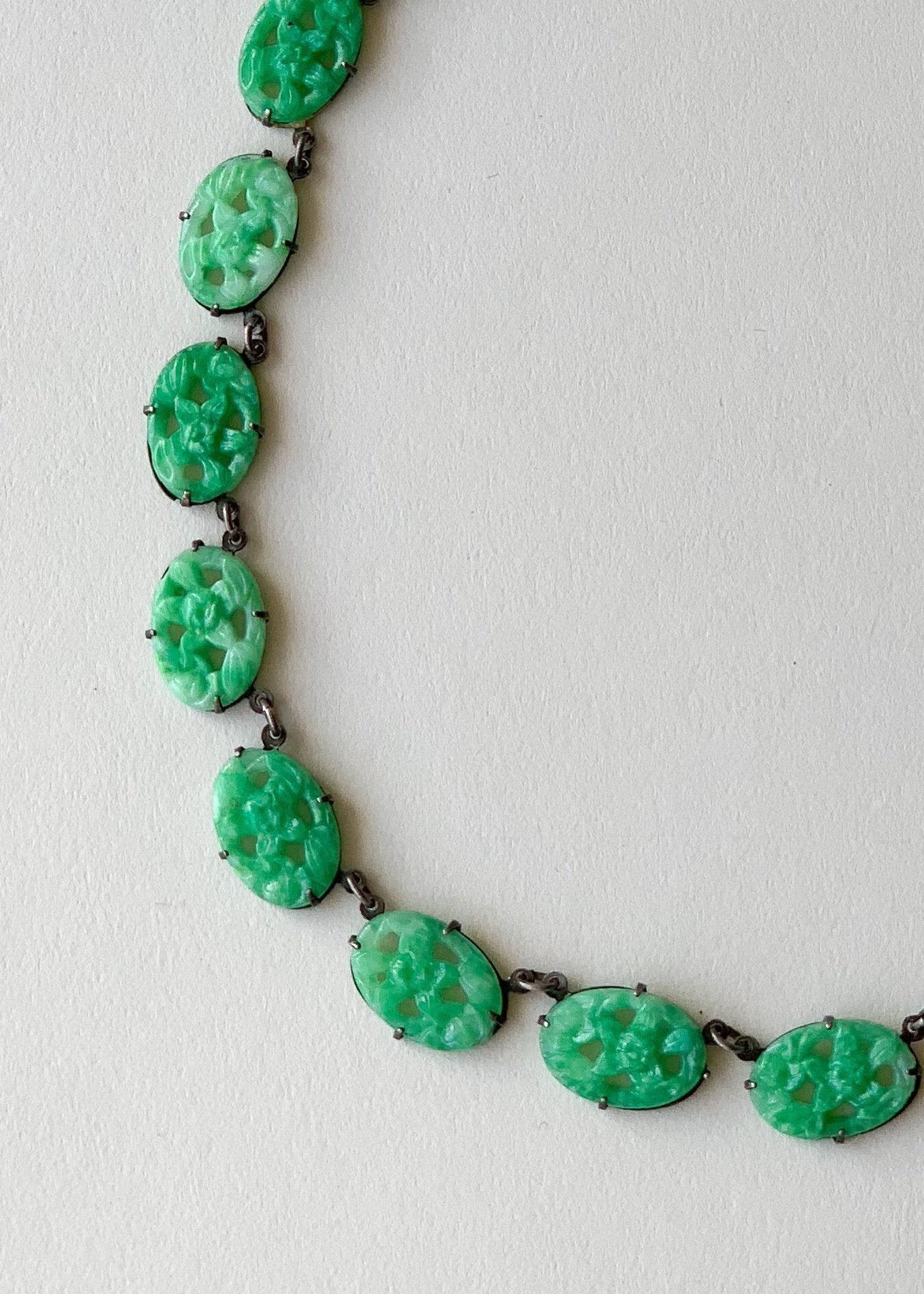 Vintage 1930s Carved Peking Glass Choker Necklace