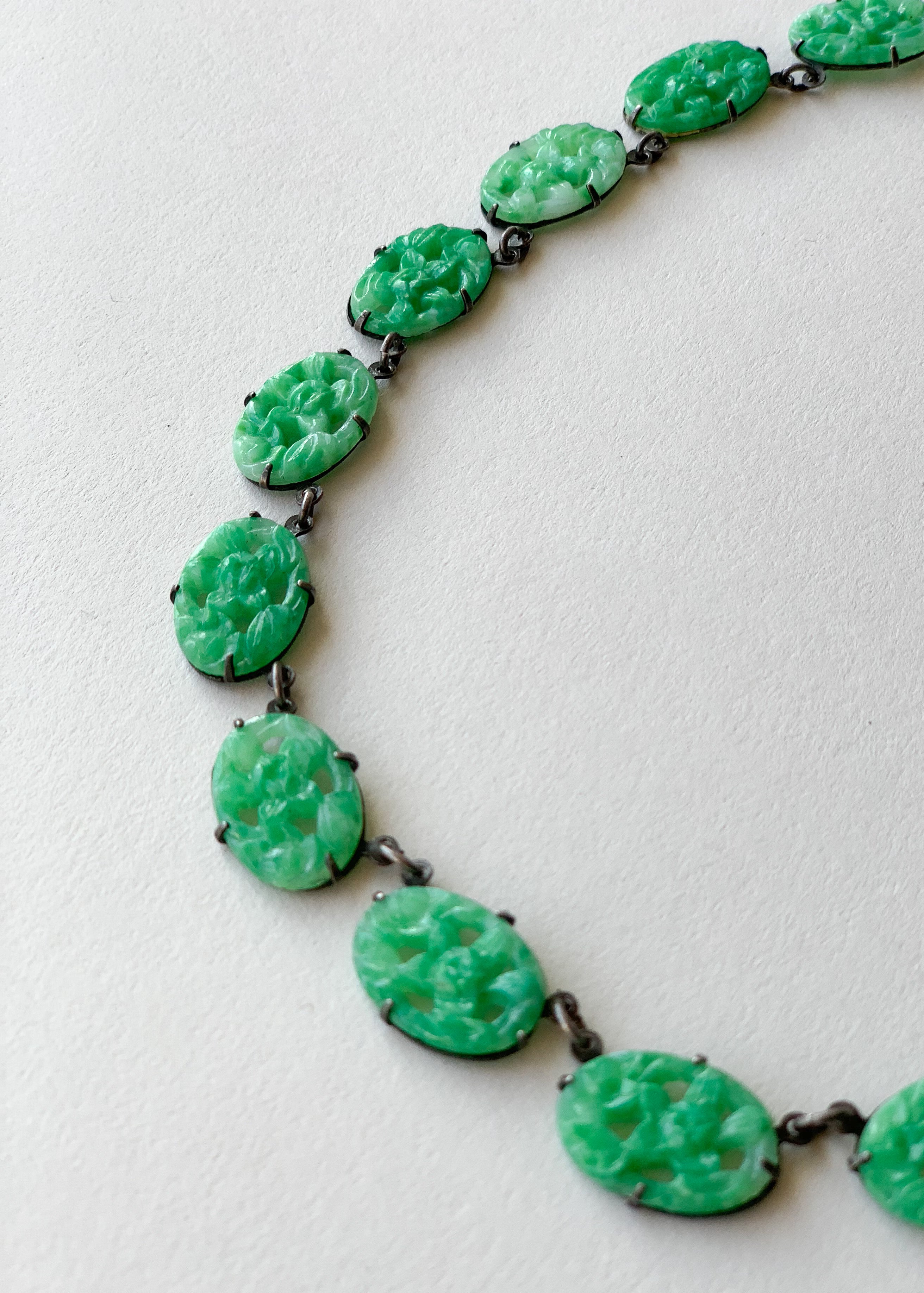 Vintage 1930s Carved Peking Glass Choker Necklace