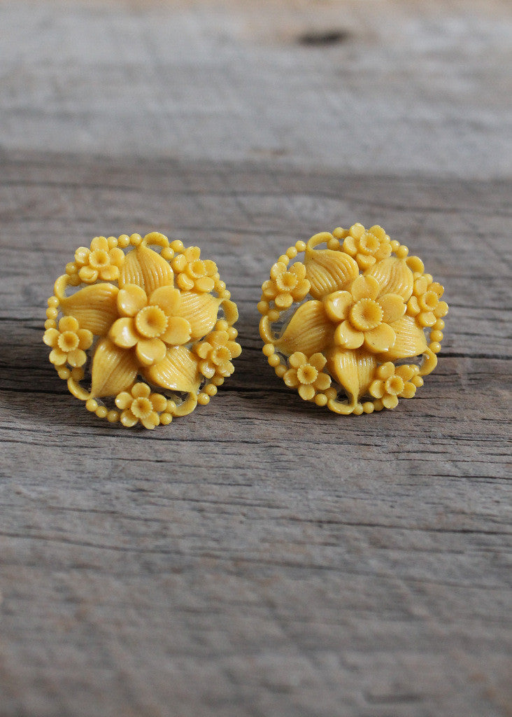 Vintage 1940s Golden Flower Celluloid Earrings