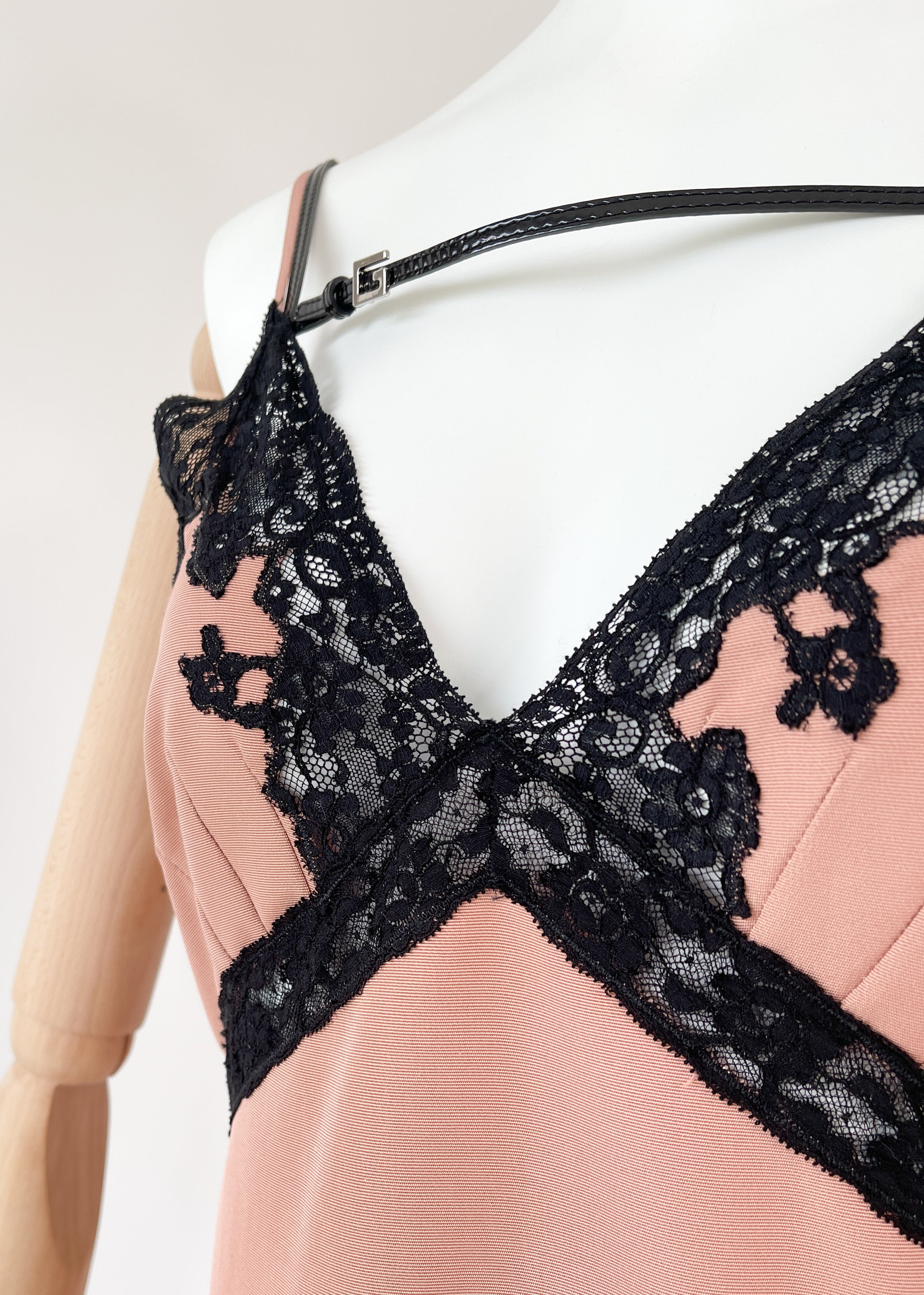 gucci pink and black lace dress Gucci Lace Trimmed Duchesse Silk Maxi Dress Black Pink Peach ref.2964788