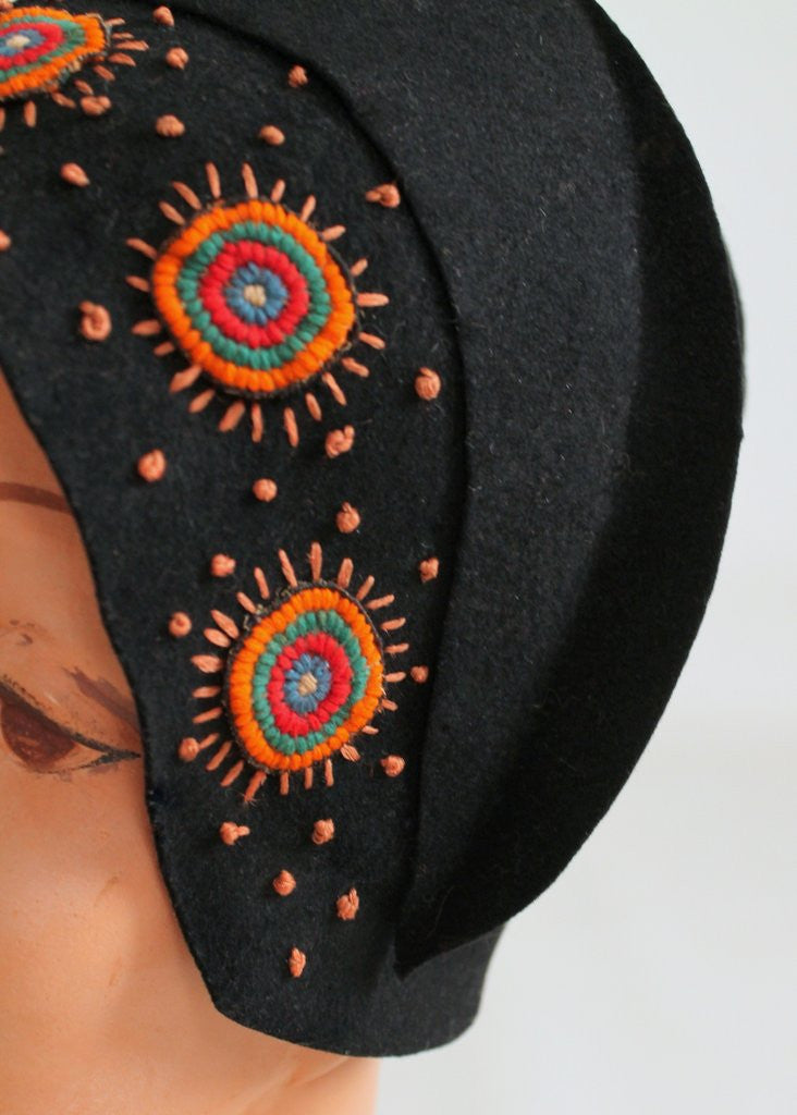 Vintage Late 1920s Embroidered Circles Cloche Hat