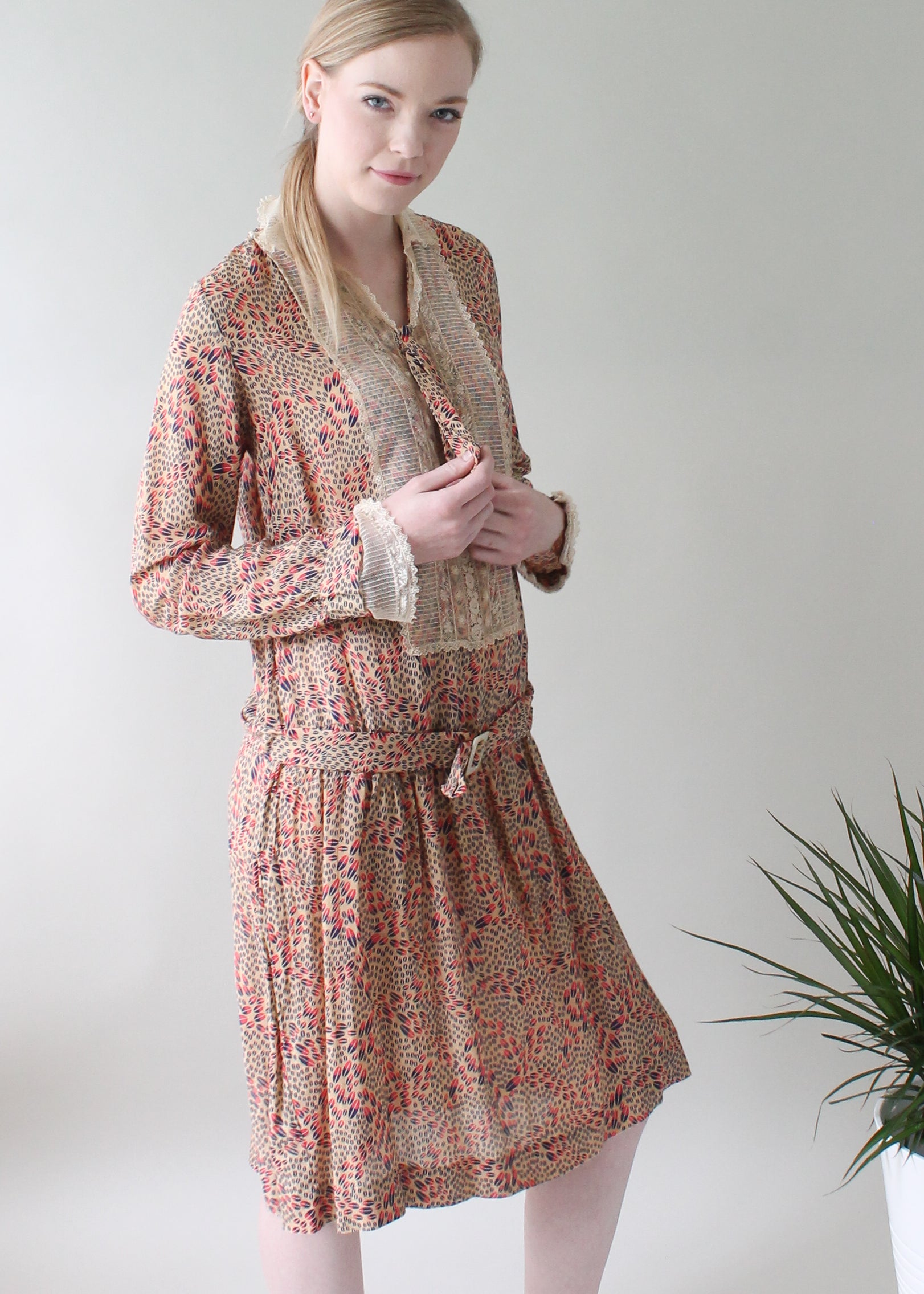 Vintage 1920s Silk Print and Lace Day Dress Vintage 1920s Silk Print and Lace Day Dress