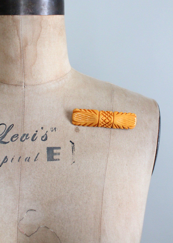 Vintage 1940s Carved Bow Butterscotch Bakelite Brooch