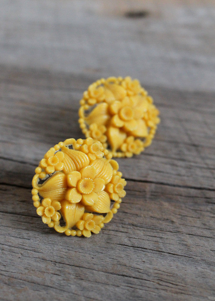 Vintage 1940s Golden Flower Celluloid Earrings