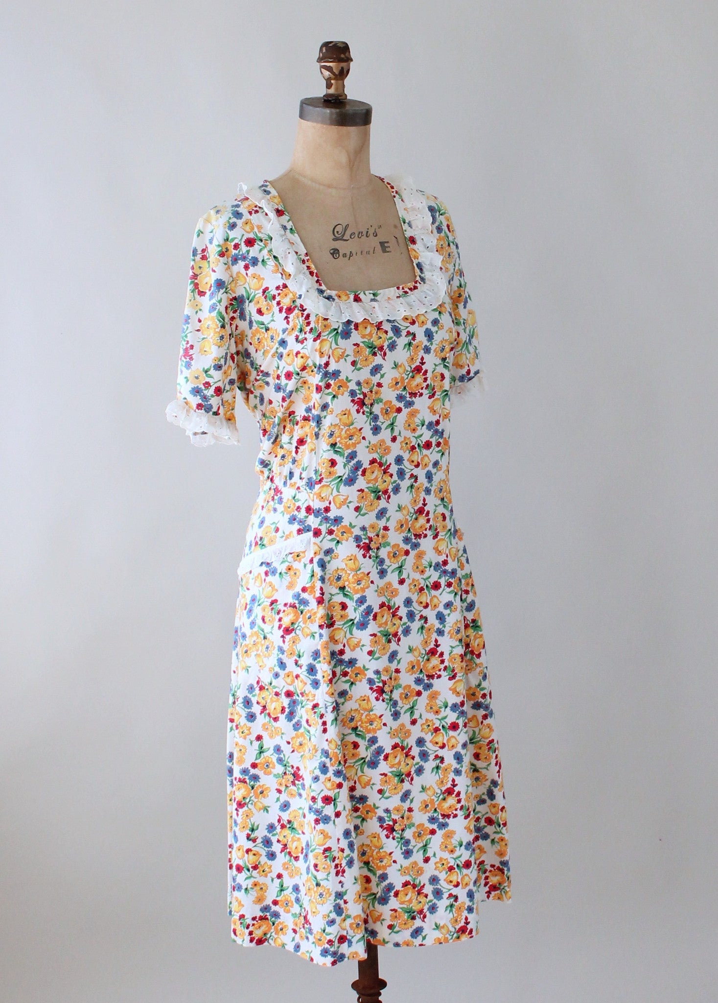 Vintage 1930s Floral Feedsack and Lace Day Dress
