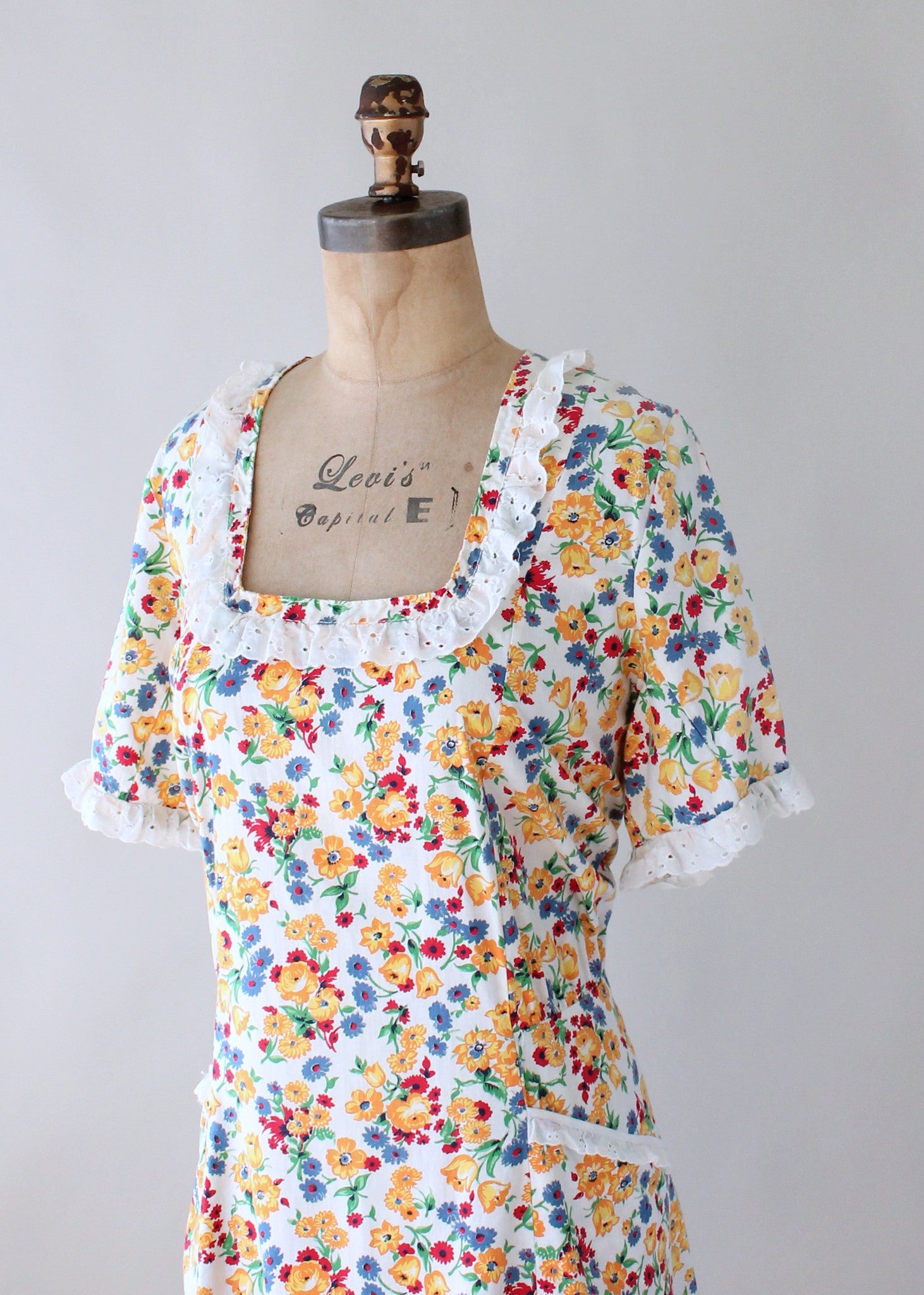 Vintage 1930s Floral Feedsack and Lace Day Dress