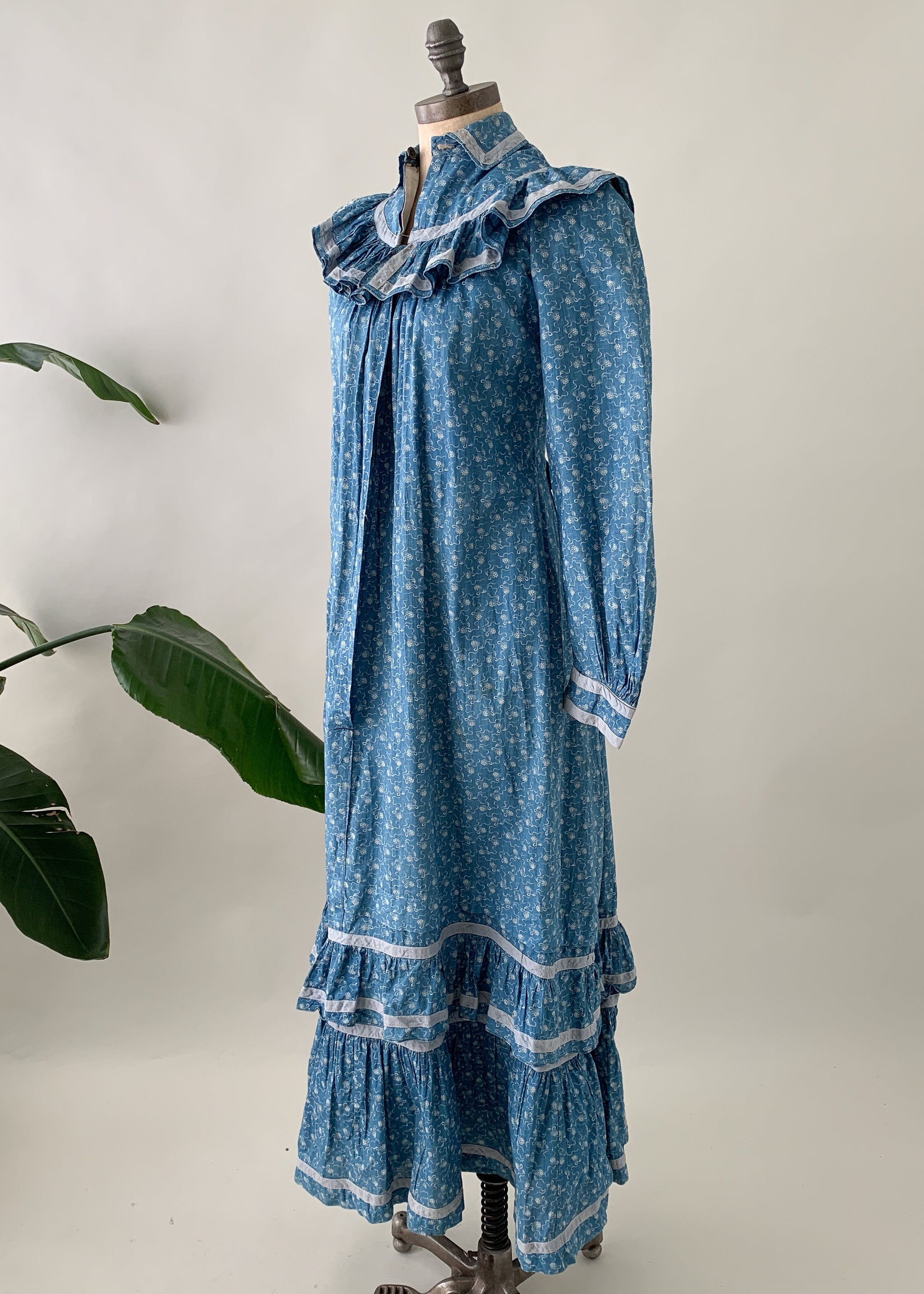 antique blue calico dress 1900s Blue Calico Dress F O L K L I N G